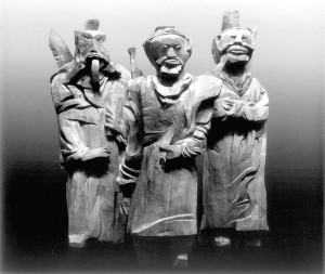 陳鋼的作品《三兄弟》,用木頭做材質,造型奇趣,富有意味