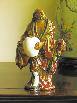 提起瓷器人們知道有景德鎮(zhèn),提起陶瓷人們知道有佛山,或許你對(duì)某個(gè)陶瓷品牌很熟悉,或許你是陶藝產(chǎn)品的忠實(shí)追隨者,但一旦深入發(fā)問(wèn)陶瓷文化的淵源和代表,此時(shí)的你應(yīng)該是有口難開(kāi)。沒(méi)錯(cuò),佛山是陶瓷的發(fā)祥地,窯場(chǎng)里的老青磚、舊屋瓦都在訴說(shuō)著佛山陶瓷的發(fā)展歷史,但殊不知佛山石灣才是陶瓷品牌聚集之地。別擔(dān)心時(shí)間太長(zhǎng),我們帶你直奔石灣,去感受悠久的陶瓷文彎TD>