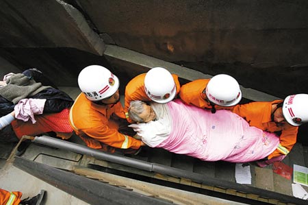 消防隊員余震中救出九旬老人(圖)
