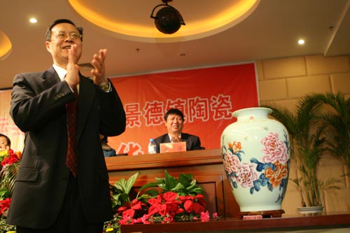 北京奧組委秘書行政部副部長林向義為限量版花瓶揭幕