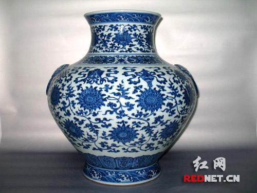 清乾隆青花纏枝蓮?fù)邪藢毤y雙耳尊。