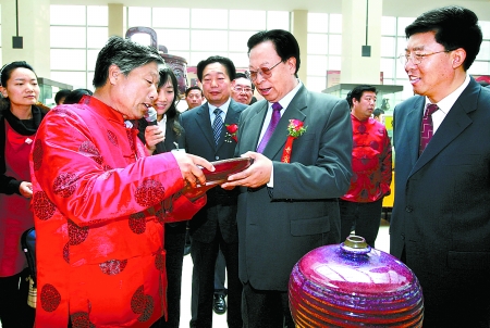 11月7日上午,省委書記、省人大常委會主任徐光春在禹州市舉辦的陶瓷作品展上,興致勃勃地與陶瓷藝術(shù)家一起探討鈞瓷用釉之道,并勉勵他不斷創(chuàng)新,為繁榮鈞瓷文化作出新貢獻。記者 陳偉 攝