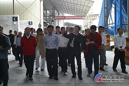 三水區(qū)黨政領(lǐng)導(dǎo)參觀考察卓遠陶瓷廠區(qū)并給予高度評價