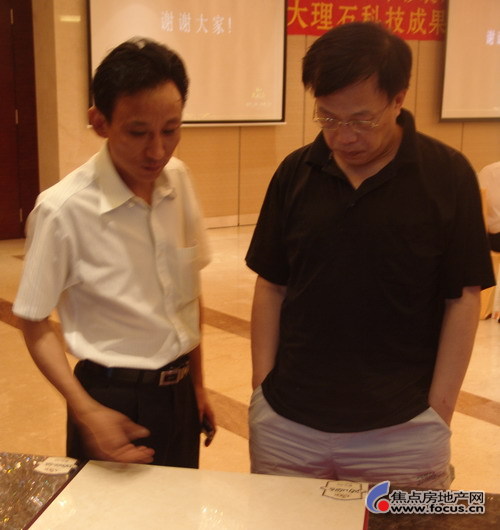 簡(jiǎn)一陶瓷董事長(zhǎng)李志林(左)與佛山市陶瓷行業(yè)協(xié)會(huì)秘書(shū)長(zhǎng)尹虹博士 簡(jiǎn)一陶瓷董事長(zhǎng)李志林(左)與佛山市陶瓷行業(yè)協(xié)會(huì)秘書(shū)長(zhǎng)尹虹博士