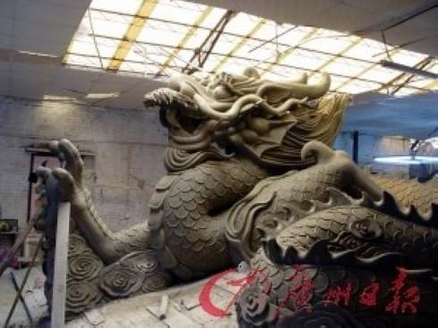 廣東佛山制20噸重陶瓷巨龍長(zhǎng)30米銳氣逼人(圖)