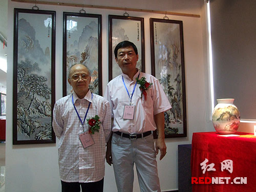 黃美堯(左)、程羊仔(右)師徒二人的陶藝作品共同展出。