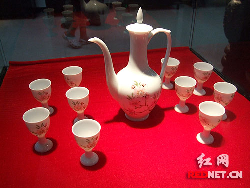 價(jià)值達(dá)300萬(wàn)元的“毛瓷”酒具,在展柜中顯得神秘而珍貴。