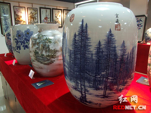 展出的陶藝大師程羊仔陶藝作品顯得非常的典雅秀麗。