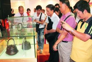 日前市民在“第二屆廣州紫砂·陶瓷藝術(shù)文化節(jié)”上觀看展出的日本南部鐵壺。