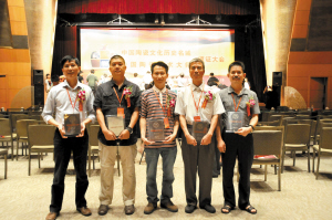 霍冠華、封偉民、黃志偉、龐文忠、潘汾淋(從左至右)5位佛山陶藝大師晉身“國(guó)家級(jí)”,13日,在北京捧過(guò)沉甸甸的證書(shū)后合影。