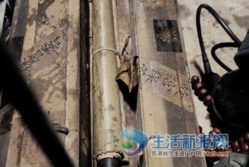 這些貼有“故宮保管委員會(huì)”的盒子及內(nèi)裝字畫為83歲的原昆鐵干部李大爺所有。是否真品,有待鑒定 本報(bào)記者 董玖永 攝
