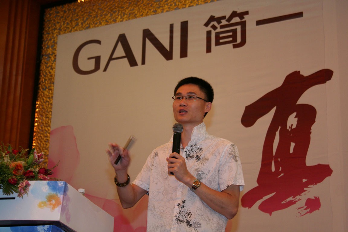 簡一陶瓷全國設(shè)計總顧問李志豪致辭 簡一陶瓷全國設(shè)計總顧問李志豪致辭