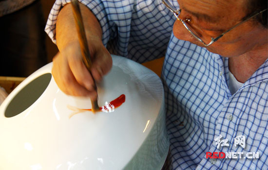藝術(shù)家在給瓷器上釉。