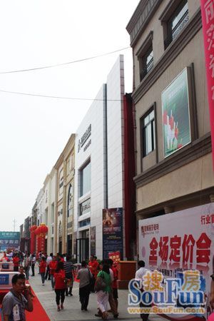 總裁駐店簽售吸引了很多消費者前來選購陶衛(wèi)產(chǎn)品 總裁駐店簽售吸引了很多消費者前來選購陶衛(wèi)產(chǎn)品