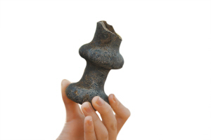 考古中發(fā)掘的定安明代縣衙的燭臺器物。
