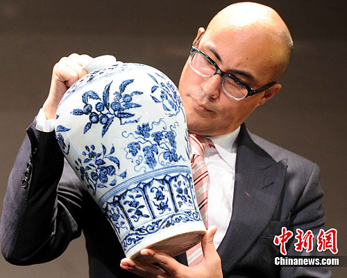 香港蘇富比將于10月5日舉行中國瓷器及工藝品秋季拍賣,是次拍賣將呈現(xiàn)一件明朝御瓷絕品,為明永樂 青花如意垂肩折枝花果紋梅瓶,市場估價8千萬至1.2億港元。中新社發(fā) 譚達(dá)明 攝
