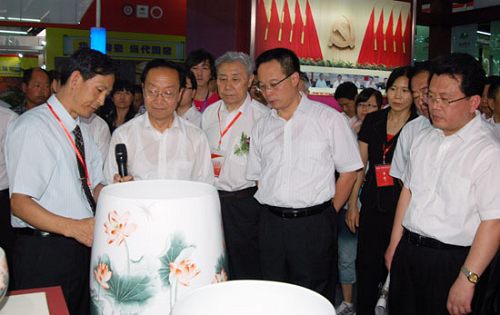 中央委員、原國家工業(yè)和信息化部部長李毅中在市委書記劉慧晏陪同下觀看公司新型廚具產(chǎn)品。