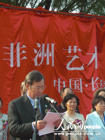 圖為坦桑尼亞著名華僑華人領(lǐng)袖、非洲文化學(xué)者李松山發(fā)表致詞。人民網(wǎng)記者王南攝