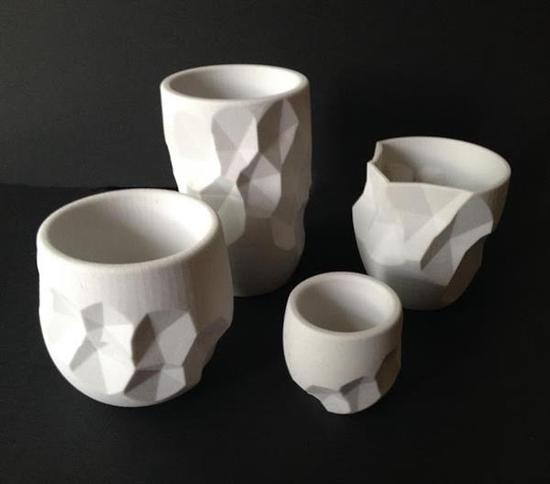 美女學生利用3D打印技術制作精美陶瓷器