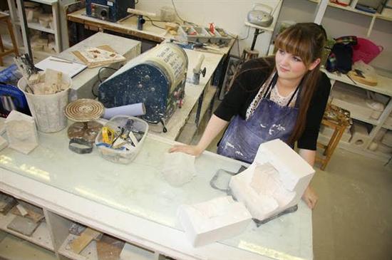 美女學生利用3D打印技術制作精美陶瓷器