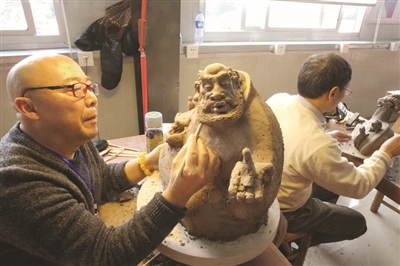12月7日,申報第三屆中國陶瓷藝術(shù)大師評選者在江蘇宜興參加實際操作考核。