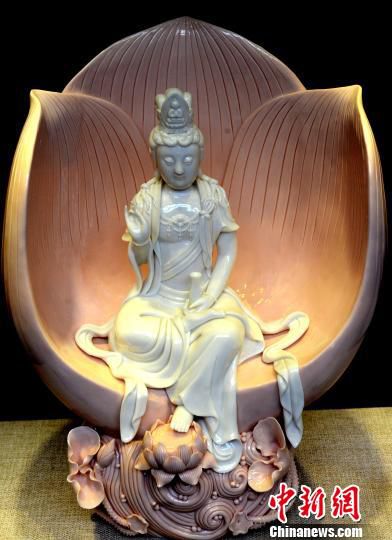 國(guó)家非物質(zhì)文化遺產(chǎn)傳承人、福建省工藝美術(shù)大師、中國(guó)陶瓷雕塑大師陳明良參展陶瓷作品《祥和觀音》吸睛!∮浾邉⒖筛 攝 國(guó)家非物質(zhì)文化遺產(chǎn)傳承人、福建省工藝美術(shù)大師、中國(guó)陶瓷雕塑大師陳明良參展陶瓷作品《祥和觀音》吸睛!∮浾邉⒖筛 攝