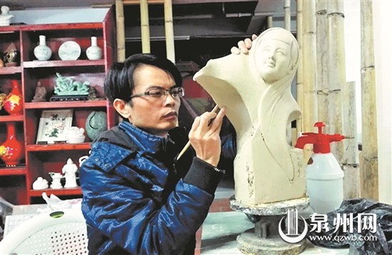 從事工藝美術行業(yè)10多年來,泉州市帝堯古陶瓷研究院執(zhí)行院長傅華中始終以本土文化為核心,創(chuàng)作了許多以本土文化創(chuàng)意為主題的作品。在藝術陶瓷的產業(yè)化、旅游產品的創(chuàng)新化方面實現了經濟效益和社會效益的相統(tǒng)一。