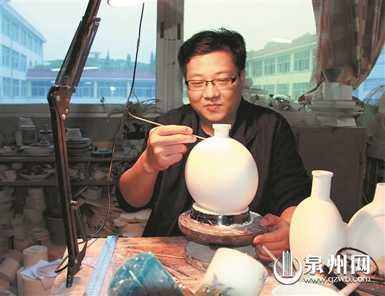 “在做強(qiáng)做大陶瓷產(chǎn)業(yè)的同時(shí),更要注重陶瓷文化內(nèi)涵的挖掘。”多年來,福建省佳美集團(tuán)公司總經(jīng)理陳志翰引領(lǐng)企業(yè)走“文化品牌經(jīng)營”的路子,努力實(shí)現(xiàn)“由陶瓷產(chǎn)品輸出向文化品牌輸出的轉(zhuǎn)變”,推動(dòng)陶瓷文化產(chǎn)業(yè)轉(zhuǎn)型升級(jí)。