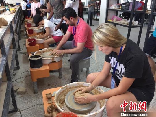 在了解陶瓷制作流程后,各國留學生在中國唯一以陶瓷命名的多科性本科高校——景德鎮(zhèn)陶瓷大學獲得了“一顯身手”的機會!蛆i泉 攝