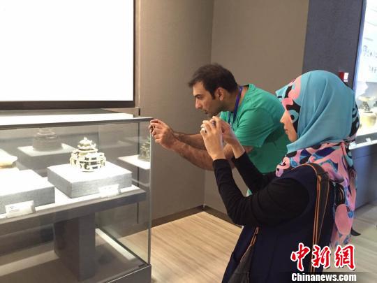 在景德鎮(zhèn)中國陶瓷博物館,不少留學生對極具中國歷史文化特色、精美細致的陶瓷贊嘆不已,深感中國高超的制瓷技藝!蛆i泉 攝