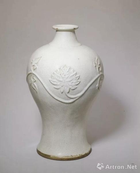宜興窯塑貼蓮花紋梅瓶,明,高28.1cm,口徑4.9cm,底徑14.2cm.