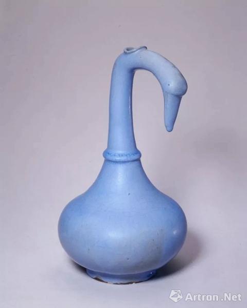 宜興窯天藍釉鵝頸瓶,明,高24.5cm,口徑2.4cm,足徑7.6cm.