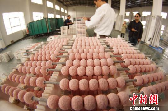工人正在批量生產(chǎn)陶瓷珠寶。 王昊陽 攝