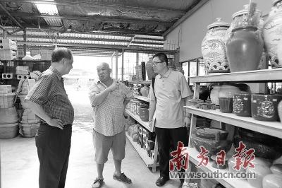中國僑網李炳炎訪問馬來西亞古晉華聯(lián)陶器制造廠經營者。