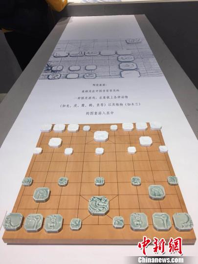 10日起,“OPEN WORK”(“開放作業(yè)”)國際陶瓷藝術(shù)展在南京浦口區(qū)的南京W藝術(shù)空間舉辦。圖為由精致白綠兩色瓷片制成的象棋棋子。 朱曉穎 攝 10日起,“OPEN WORK”(“開放作業(yè)”)國際陶瓷藝術(shù)展在南京浦口區(qū)的南京W藝術(shù)空間舉辦。圖為由精致白綠兩色瓷片制成的象棋棋子!≈鞎苑f 攝