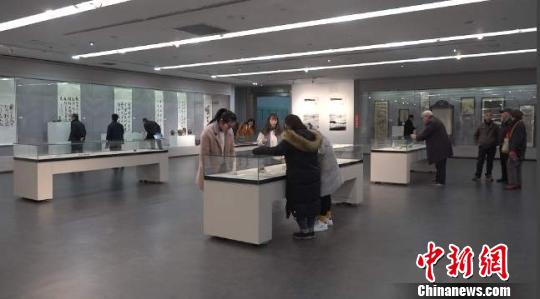 圖為市民觀賞展品。 郭飛穎 攝 圖為市民觀賞展品!」w穎 攝