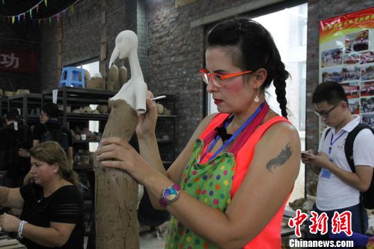 土耳其的一位陶藝家現(xiàn)場制作藝術品!≡鴿 攝 土耳其的一位陶藝家現(xiàn)場制作藝術品。 曾潔 攝