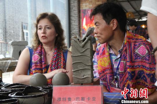 土耳其的藝術家穆特魯·巴斯卡亞接受記者的采訪!≡鴿 攝 土耳其的藝術家穆特魯·巴斯卡亞接受記者的采訪!≡鴿 攝