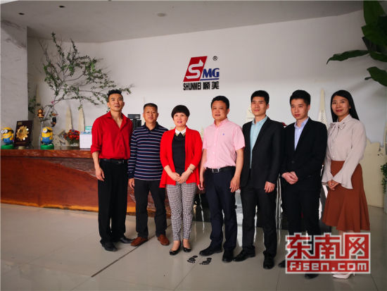 合影。圖為美國(guó)福建公所副主席林文(左一)、鄭國(guó)章(右三),順美集團(tuán)公司總經(jīng)理、德國(guó)華人華僑聯(lián)合會(huì)副主席鄭鵬飛(左四),德化縣文化體育新聞出版局主任科員陳金殿(左二),福建日?qǐng)?bào)社東南網(wǎng)海外部主任兼美國(guó)站站長(zhǎng)王艷玲(左三)。 合影。圖為美國(guó)福建公所副主席林文(左一)、鄭國(guó)章(右三),順美集團(tuán)公司總經(jīng)理、德國(guó)華人華僑聯(lián)合會(huì)副主席鄭鵬飛(左四),德化縣文化體育新聞出版局主任科員陳金殿(左二),福建日?qǐng)?bào)社東南網(wǎng)海外部主任兼美國(guó)站站長(zhǎng)王艷玲(左三)。